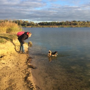 maya qui joue dans l'eau